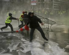 "Желтые жилеты" напали на копов: оружие не остановило разъяренных протестующих, жуткие кадры потрясли мир