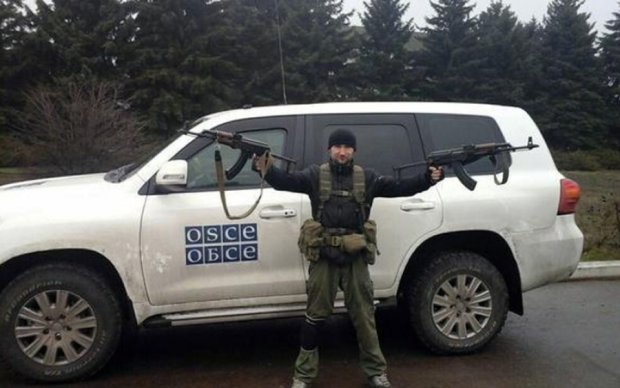 Бойовики роз'їжджають по Донбасу на "липовій" машині ОБСЄ