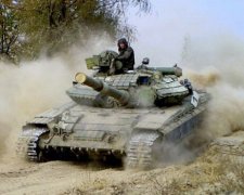 Бійці АТО вчать харківських курсантів водити танк (фото)