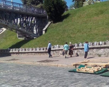 В Киеве подонок помочился на памятник Небесной сотни