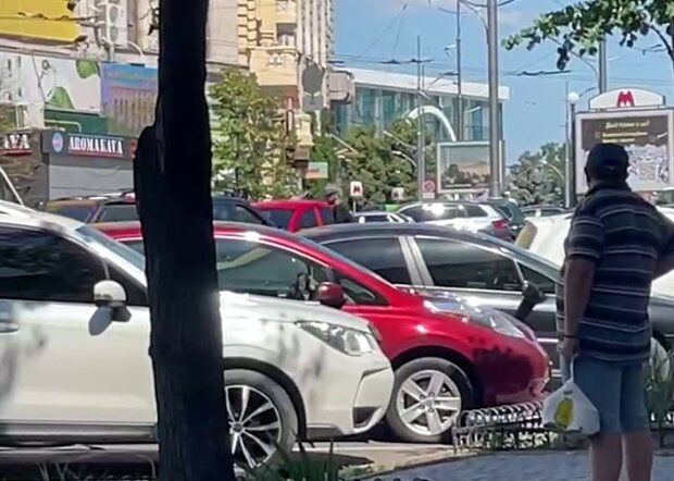 В Харькове мужчина бросался под автомобили