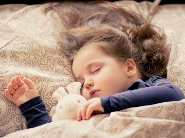 Спящая красавица: из-за уникального заболевания маленькая девочка не просыпается неделями, врачи разводят руками
