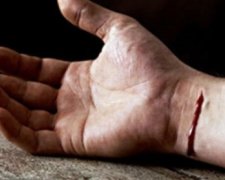 Військовий намагався порізати вени у потязі