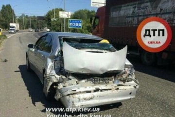 Вантажівка рознесла легковик у Києві: постраждали люди (ФОТО) 