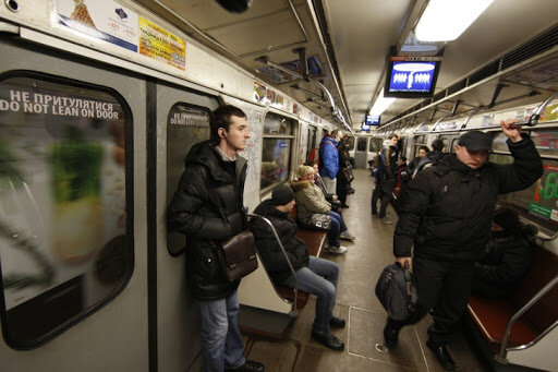 Киянин здивував пасажирів пікантною витівкою в метро - лизнув і тицьнув