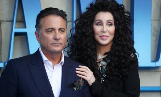 Вік, як родзинка: 72-річна Шер заворожила відвертим вбранням на червоній доріжці 