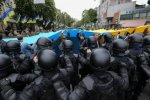 Колорадські стрічки і рушниці: акції в Києві перетворилися на пекельне місиво