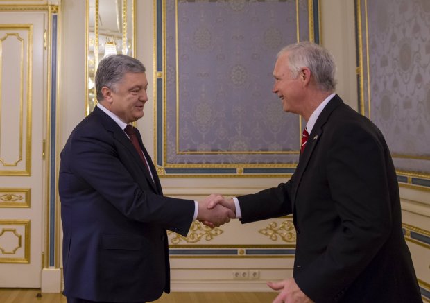 Санкции против Путина: Порошенко обсудил с сенатором следующие шаги