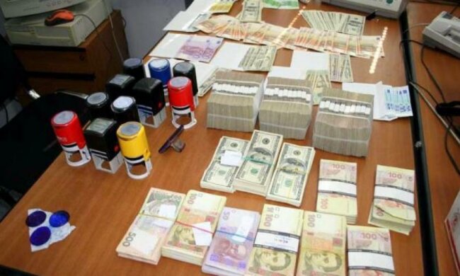 Правоохоронці "на гарячому" спіймали кур'єрів конвертцентру на Сумщині