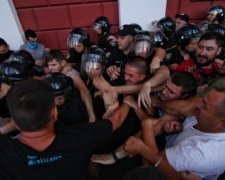Суд над Коханівським: силовики побили журналістів і розлютили українців