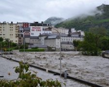 Из-за наводнения люди погибли в машинах и домах престарелых во Франции