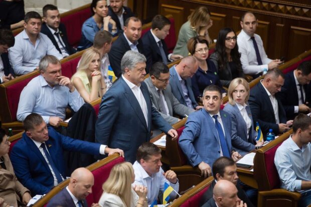 Порошенко нанял бывшего адвоката Савченко для защиты в украинских судах: детали