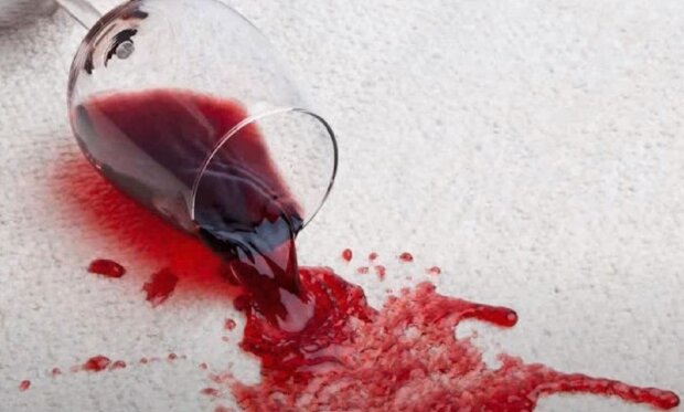 Розлите вино. Фото: youtube