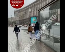 У Києві спритні крадійки запустили руки в сумочку перехожої - "А в серіалах все красиво!"