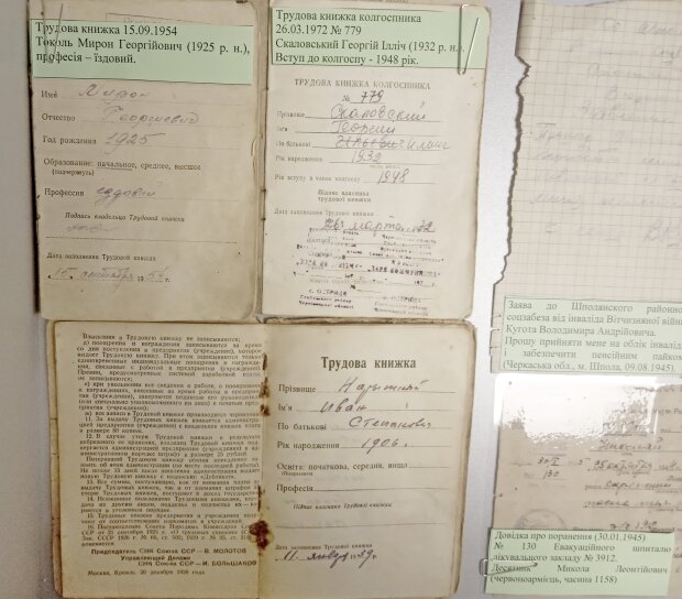 История трудовой книжки в Украине, фото: пресс-служба ПФУ