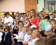 До слез: ученики исполнили гимн Украины на языке жестов