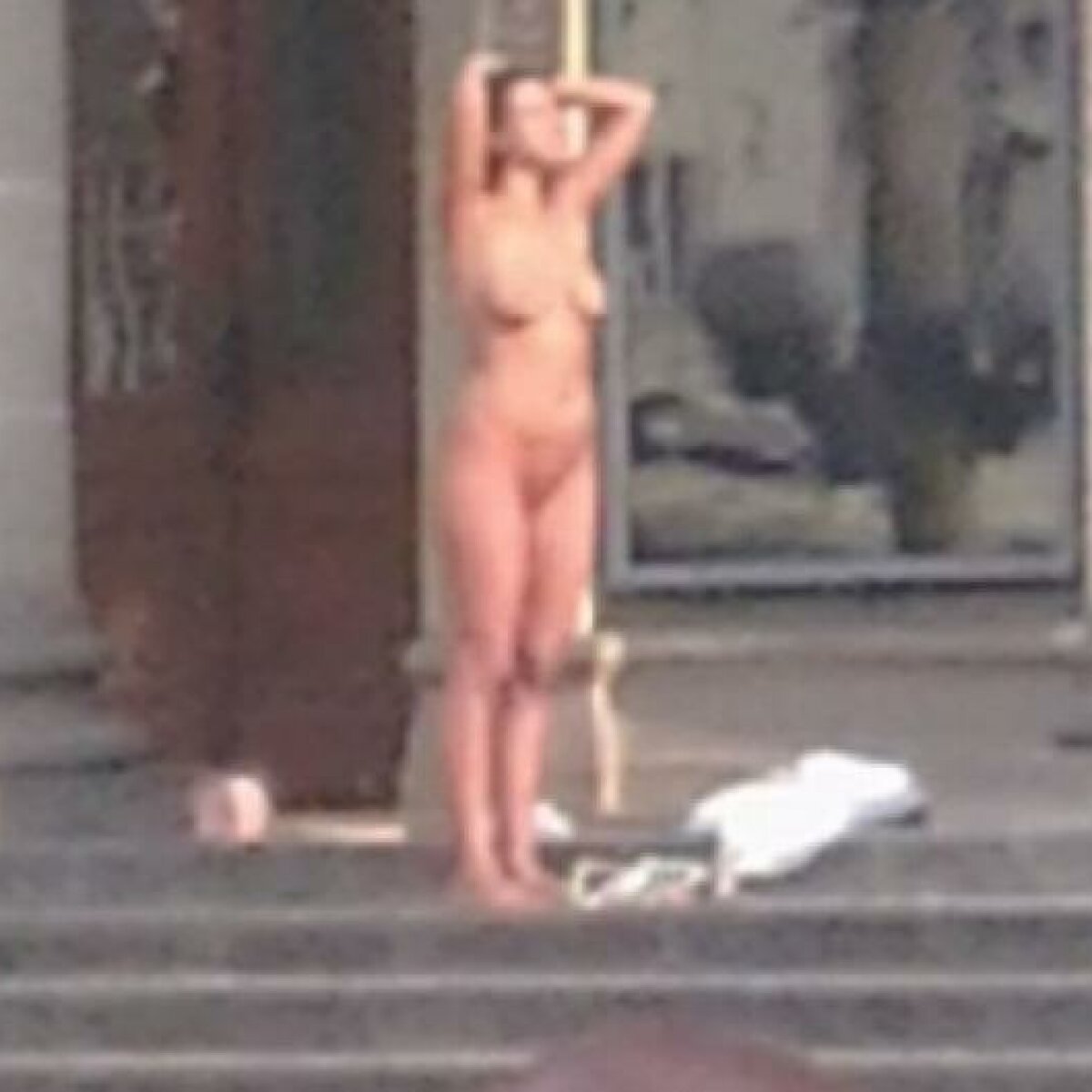 Женщина разделась догола на набережной в Москве фото