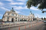 Тікали, хто куди: у Львові сотні людей евакуювали з вокзалу через загрозу теракту