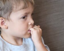 Ребенок грызет ногти: фото из свободных источников