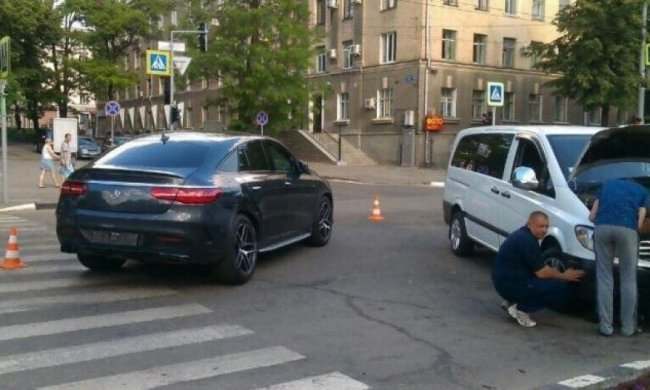 Водитель микроавтобуса врезался в Mercedes за 2 млн гривен