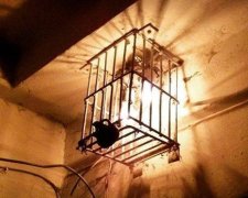 У під'їздах "ДНР" лампочки ховають під замок (фото)