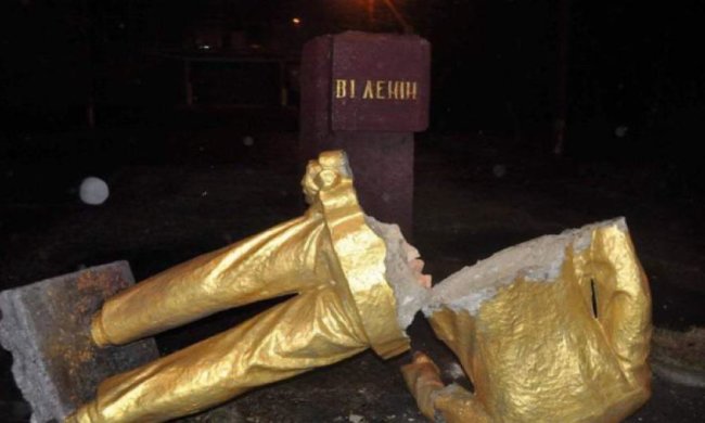 Активистов, которые снесли памятник Ленину, хотят судить