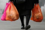 В супермаркетах запретили полиэтиленовые пакеты, за продажу - космический штраф