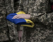 Український військовий тримає прапор