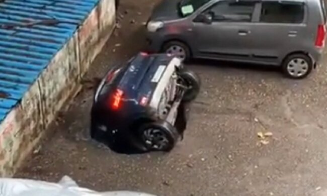 На стоянці відкрився портал в пекло і "проковтнув" автівку з людьми: містика якась