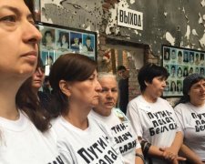 Путінські прихвосні затримали матерів Беслана за футболки (відео)