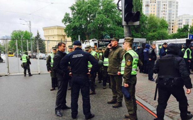 День Перемоги: блокування офісу ОУН та "паради" в Донецьку