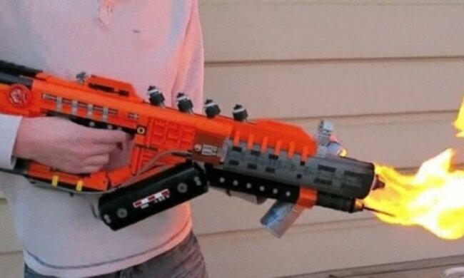З LEGO зібрали робочий вогнемет (відео)