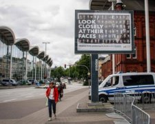 Загадкове зникнення: у Гамбурзі зняли плакат з українськими воїнами