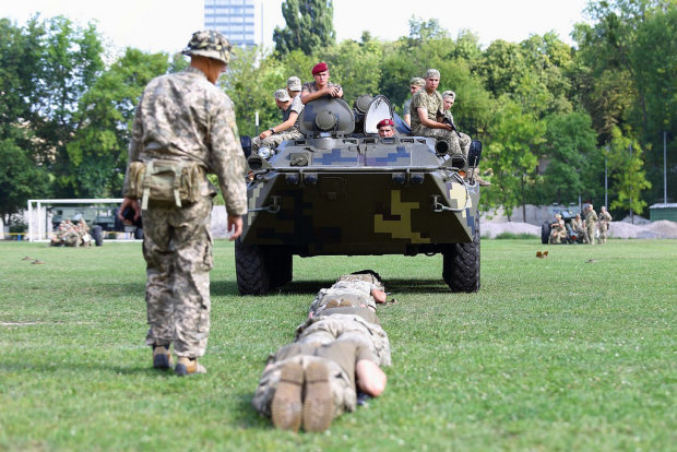 Kikichallenge: украинский военный станцевал вместе с танком, видео