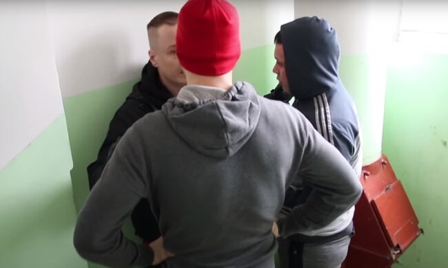 Напад в під'їзді, скріншот: Youtube