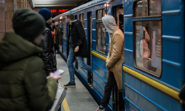 Голым, босым и простоволосым нельзя: в киевскую подземку будут впускать не всех желающих