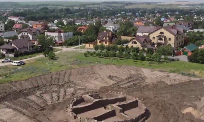 Під Дніпром знайшли поховання, кадр з репортажу Спецкор: YouTube