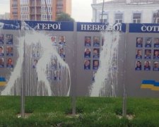 Мемориал “Небесной сотни” облили краской в Кременчуге