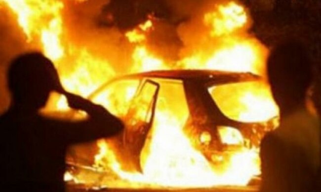 Ночной поджог: в Ужгороде сгорел  словацкий Mercedes (ФОТО)