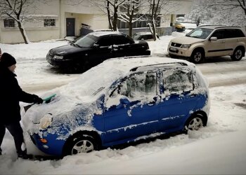 Чистка авто від снігу: фото скрін Ютуб