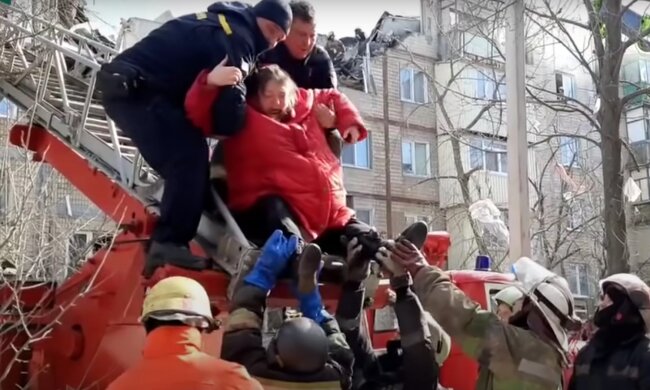 Російська авіація бомбардує Харків. Фото: скрін youtube