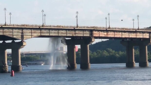 Міст Патона в Києві знову прорвало, водоспад з окропу і клуби пари - у Кличка не поспішають