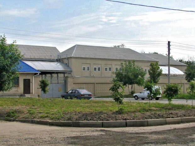 Наркотики в сгущенке: жизнь заключенных в харьковском СИЗО пытались "подсластить" сердобольные родственники