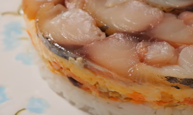 Салат зі скумбрії та рису, кадр з відео