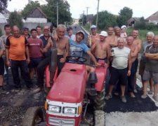Закарпатці власноруч відремонтували дороги в селі (фото)