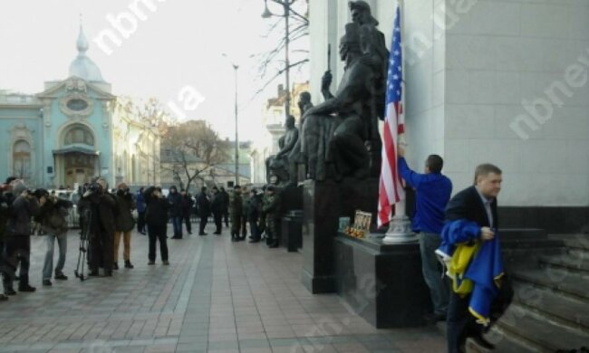 Заміна прапора України у ВР обурила соцмережі (фото)