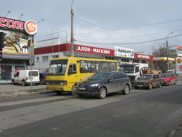 Неадекватный водитель надругался над киевской маршруткой: видео на для слабонервных