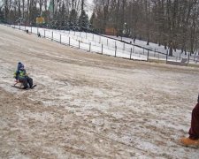 Безкоштовну гірку у Росії засипали піском, щоб діти каталися на платній