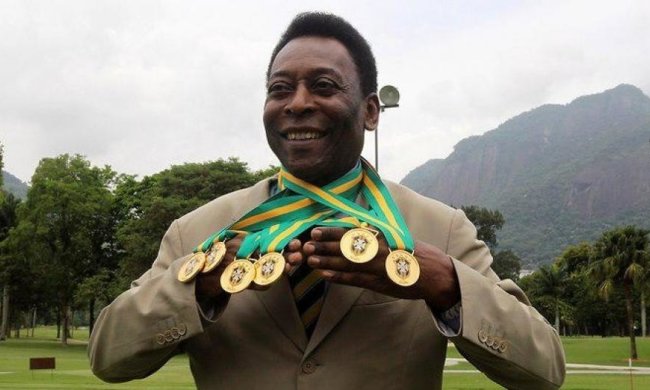 Пеле продает свои награды