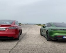 2020 Porsche Taycan Turbo S против 2019 Tesla Model S P100D, скриншот из видео